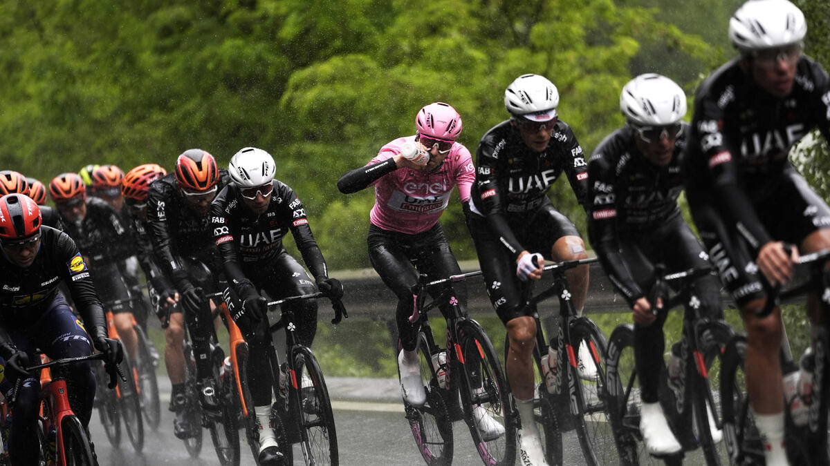 Pogacar trotzt Wetter-Chaos beim Giro